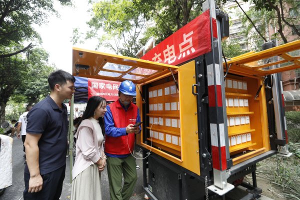 巨龙配资 暴雨初歇不停歇 电力工人一线抢险保供电｜图集