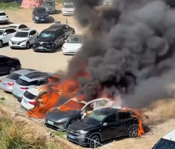 沪深优配 福建宁德一辆阿维塔06停车起火，致8车焚毁，疑似车主称车才买一个半月