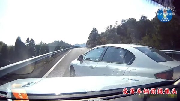 财米网 高速碰撞！一车四轮朝天疯狂打转！司机立誓“撒谎就天打雷劈”，警方还原真相