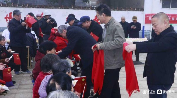 银河配资 宁阳沙窝村：重阳汇演暖人心 尊老情满共佳节